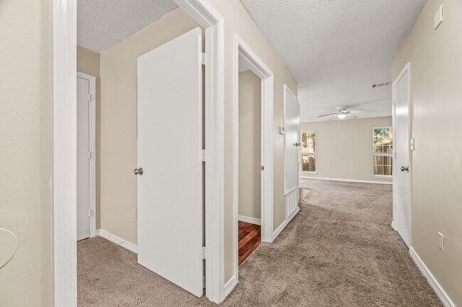 Foto del edificio - 646 Virginia Oak Ct