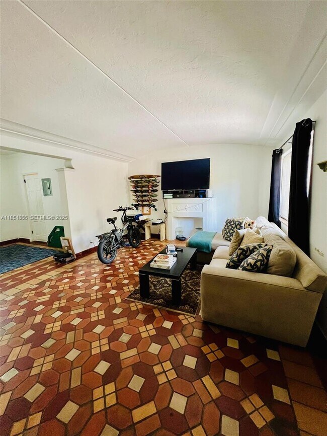 Foto del edificio - 2830 Pine Tree Dr