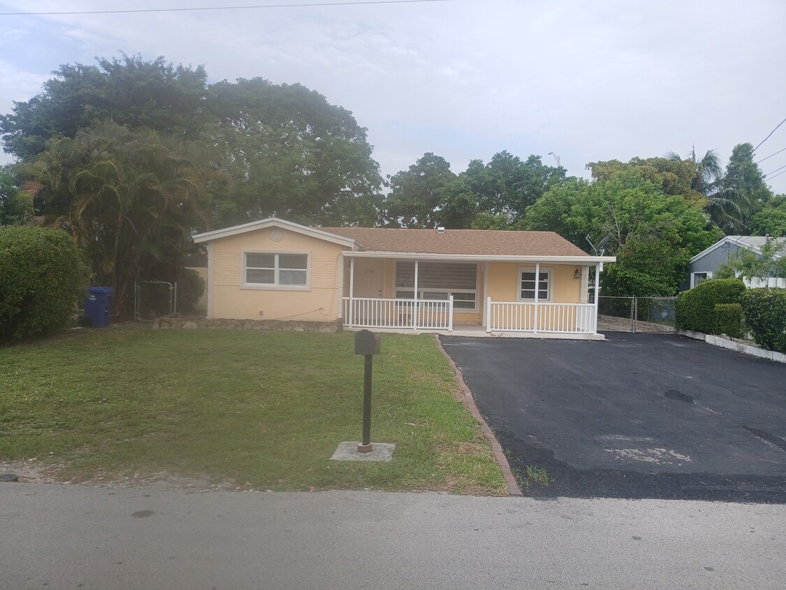 Primary Photo - 2900 Sunshine Blvd