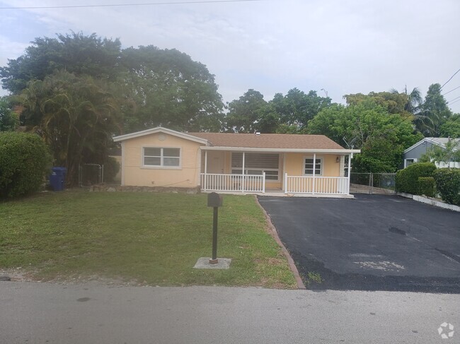 Building Photo - 2900 Sunshine Blvd