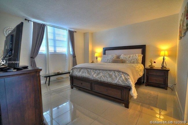 Building Photo - 4001 S Ocean Dr