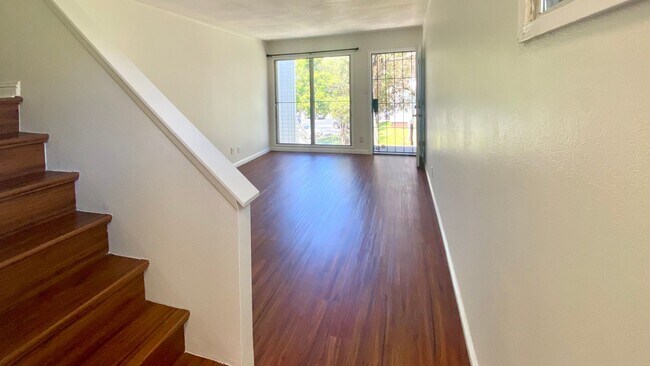 Foto del edificio - AVAILABLE NOW! SPACIOUS 2 BD/ 1 BA TOWNHOM...