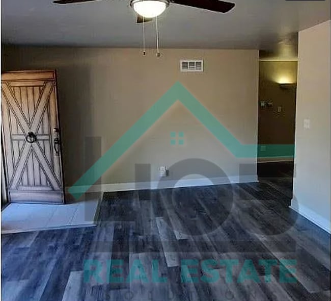 Building Photo - 3 Bedroom MWC w/Flex room!