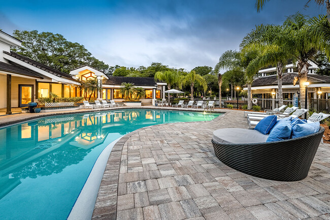 Piscina con asientos en el lounge al aire libre - The Meridian