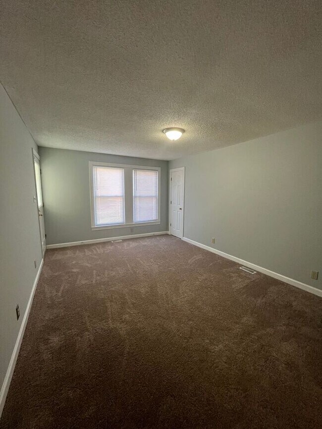 Building Photo - Full of Charm 4BD/1BA w/ Wrap-Around Porch