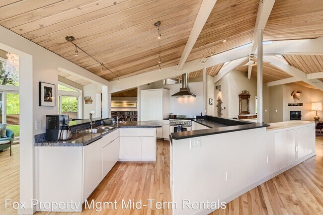 Foto del edificio - 4 br, 3.5 bath House - 450 College Ave