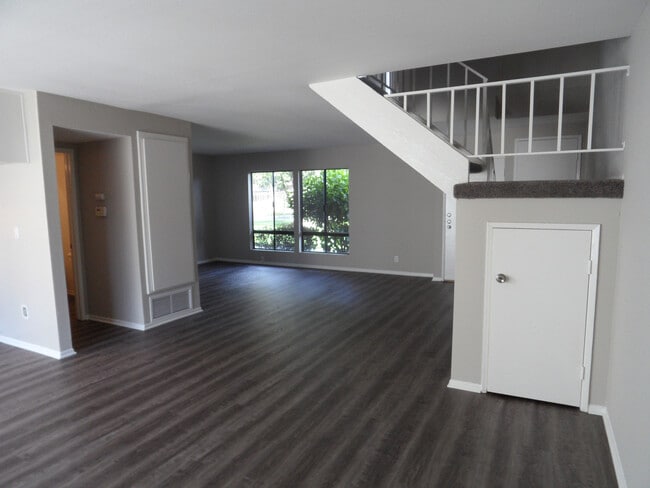 Foto del edificio - Two Story 4 BR 2.5 BA Condo With 2 Car Garage
