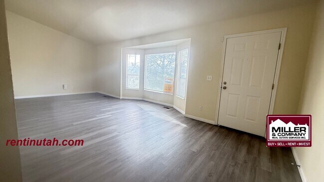 Building Photo - Updated Rambler with Vaulted Ceilings For Rent!