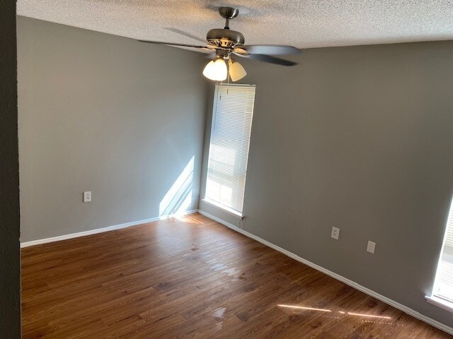 Building Photo - Very nice, recently remodeled 4/2/2 house