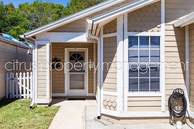 Foto del edificio - Charming, Fully Furnished 3/2 Zoned for Bo...