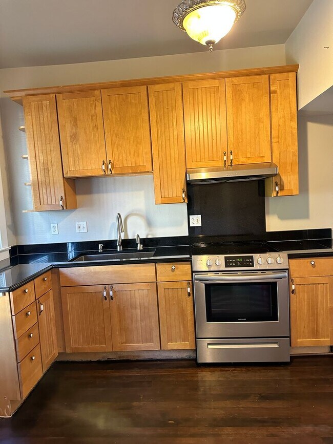 Building Photo - Classy Duplex in Desirable Tacoma area - C...