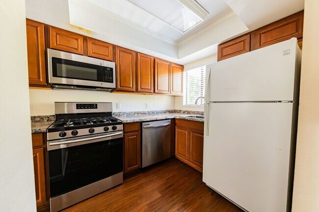 Building Photo - 2037 San Marcos Dr, Unit 221