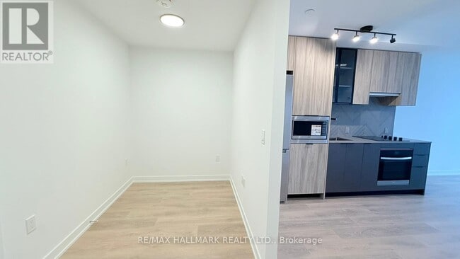 Building Photo - 1037 The Queensway