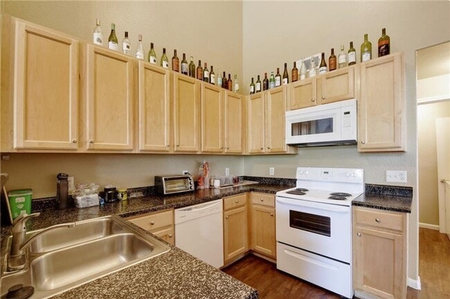 Foto del edificio - West Campus Complex For Lease Aug 2026!