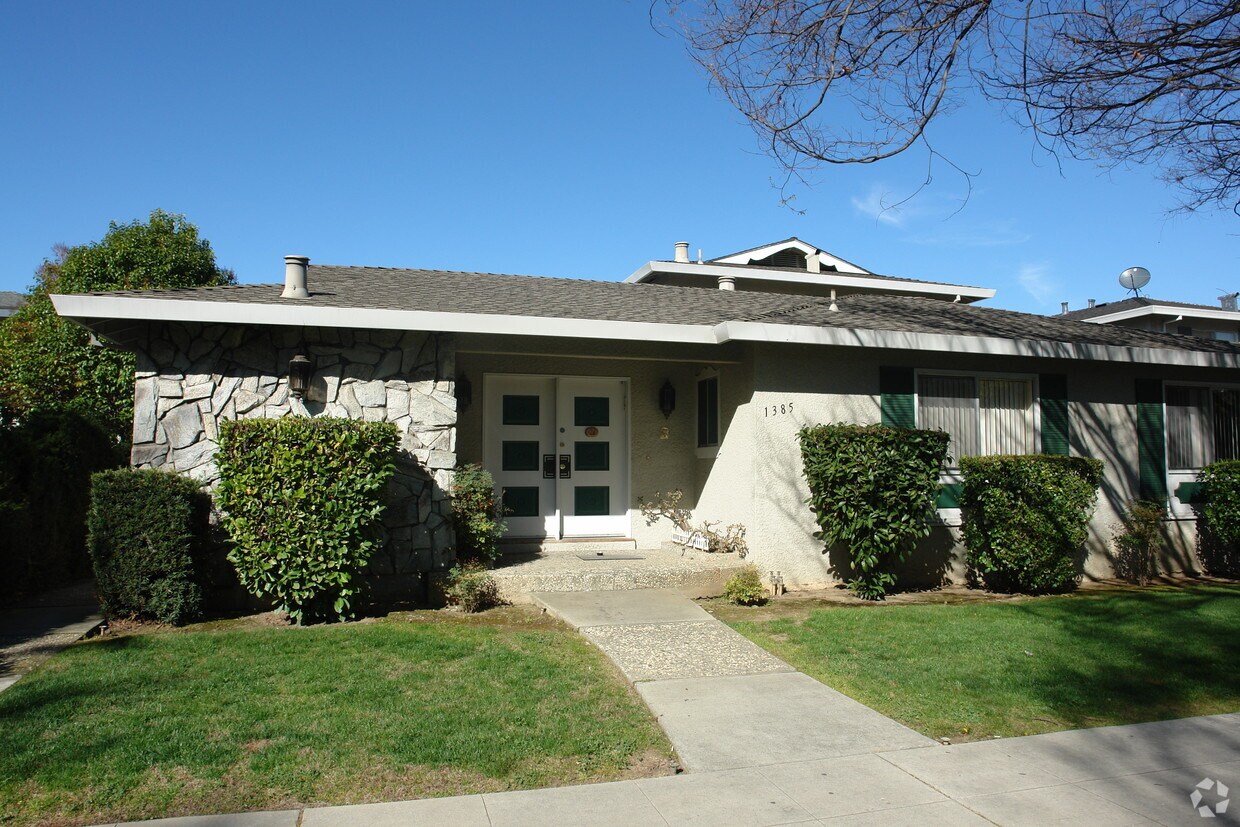 Primary Photo - 1385 Lexington Dr