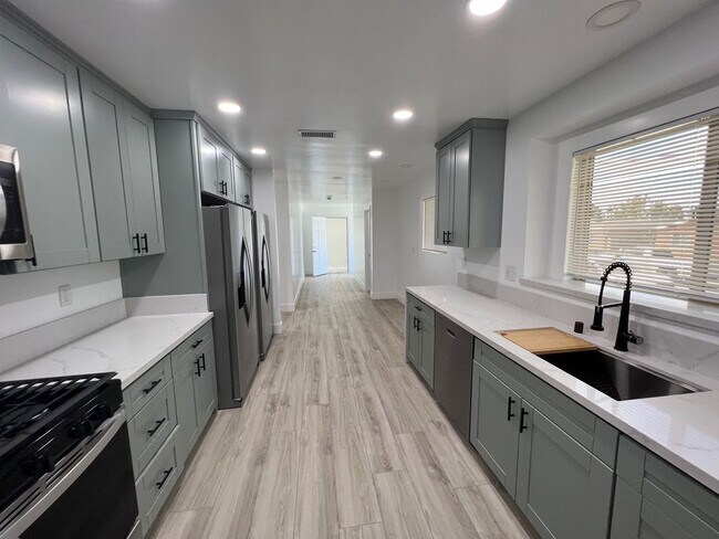 Building Photo - Large 7 RM POOL House on East Falls View! Prime Location! Easily Fits 6-10 People