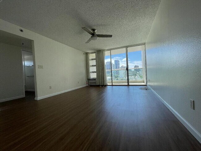 Foto del edificio - To register for the showing time below, no...