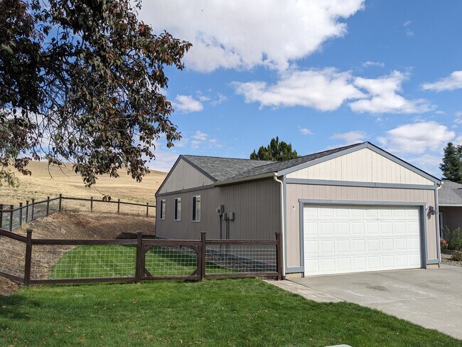 Building Photo - 352 NW Parr Dr