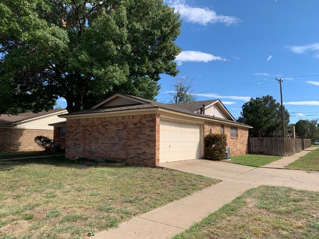Building Photo - Beautiful Home in a Well Established Neigh...