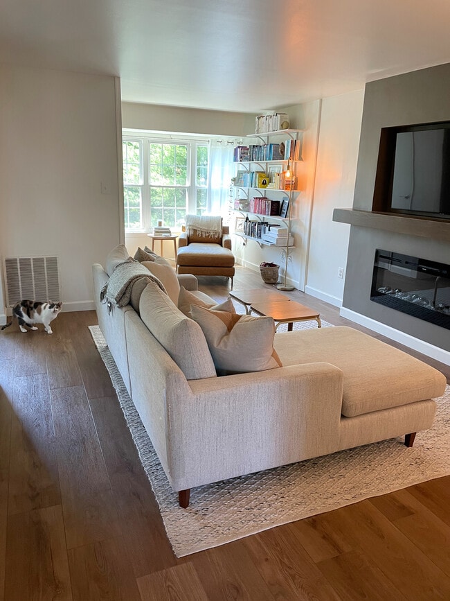 Building Photo - 1 Normandy Square Ct