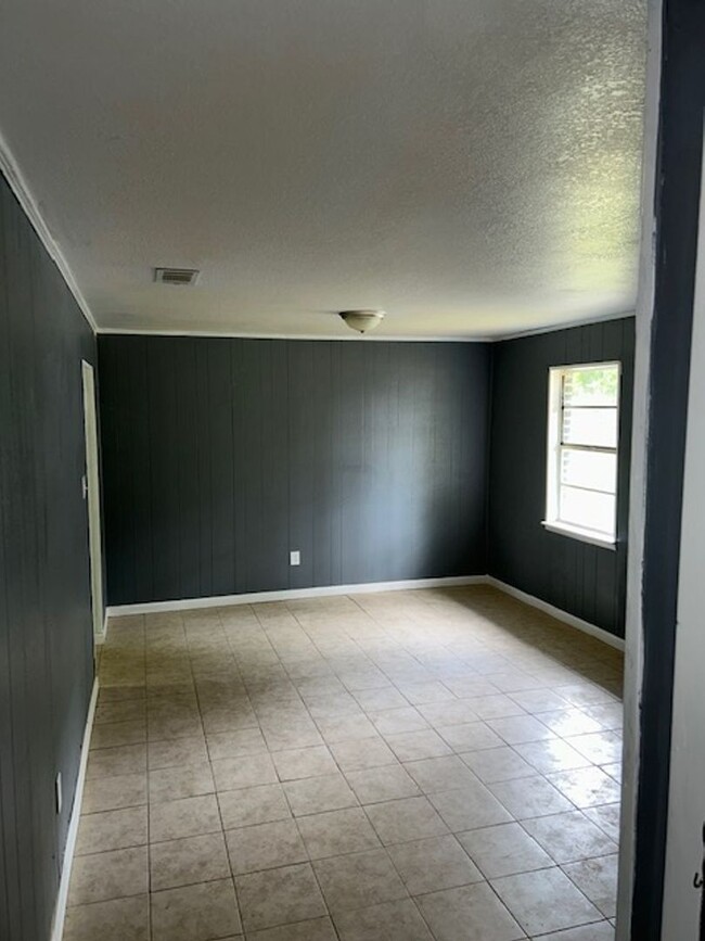 Building Photo - Moss Point 3 Bedroom