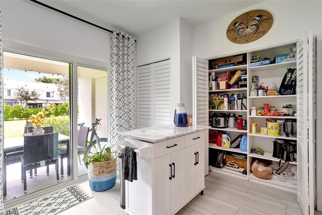 Building Photo - 7921 Sanibel Dr