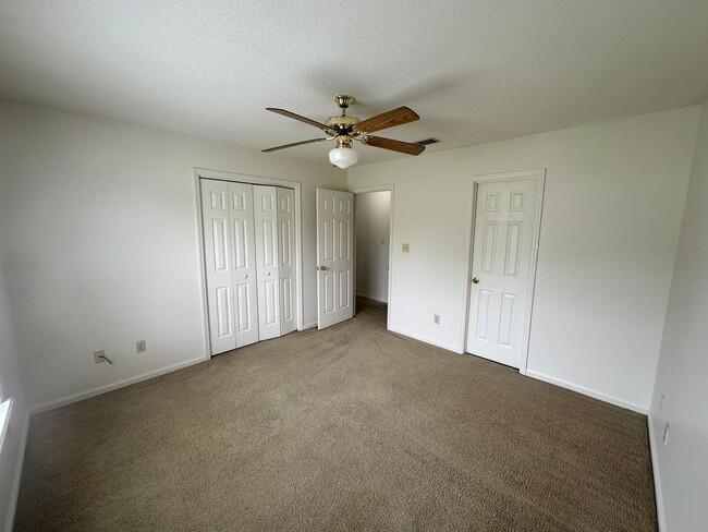Building Photo - 6119 B Vinnie Dr