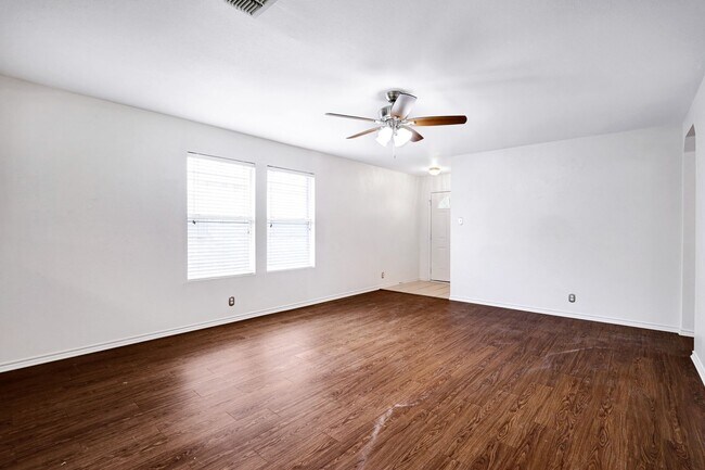 Foto del edificio - Spacious 4 Bed, 2 Bath Home with Open Conc...