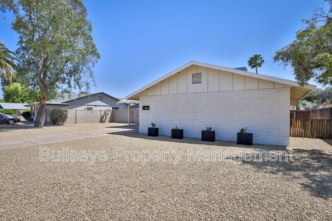 Building Photo - 1947 E Greenway Dr