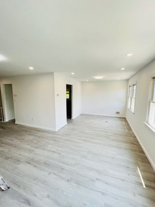 Foto del edificio - 57-24 Cloverdale Blvd