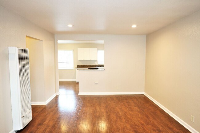 Building Photo - Beautiful 2 bed/1 bath Duplex with Attached Garage in Redwood City Available NOW!
