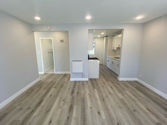 Building Photo - 1057 E Hyde Park Blvd