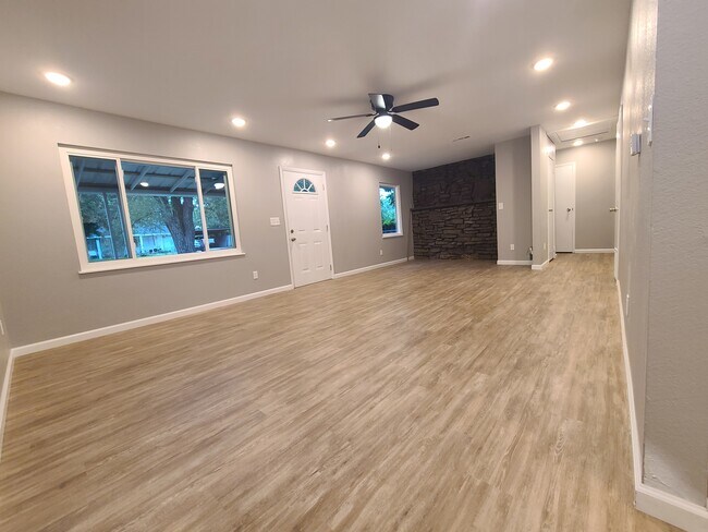 Building Photo - 801 Hinshaw Dr
