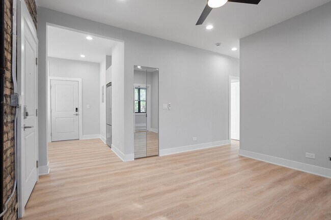 Foto del edificio - 6921 N Lakewood Ave