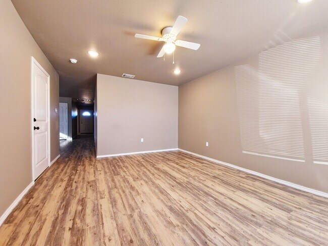 Foto del edificio - MOVE-IN SPECIAL: $500 OFF JANUARY RENT - Q...