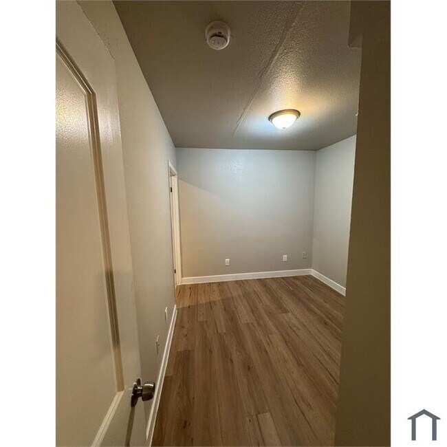 Foto del edificio - 928 W 83rd St