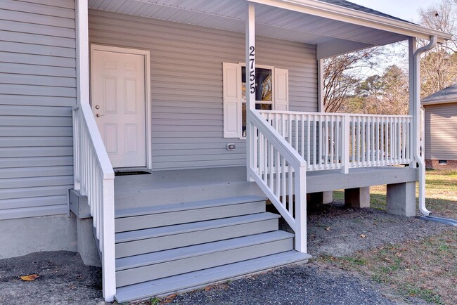 Building Photo - Rancher with backyard views