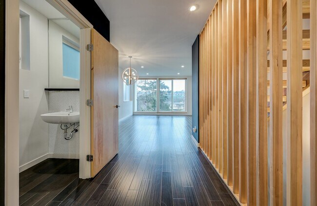 Foto del edificio - Gorgeous 3Bed/2.5 Bath Townhome in Queen Anne!