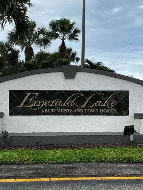 Foto del edificio - 4352 Emerald Vista