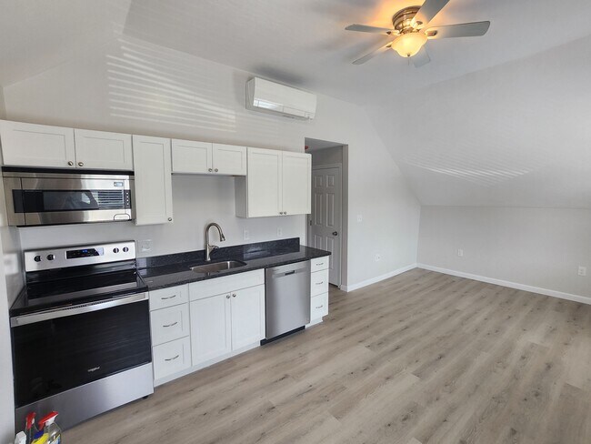 Building Photo - 14 Oak St