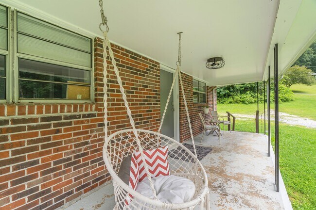 Building Photo - 8624 Walnut Springs Ln