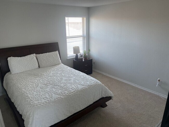 Foto del edificio - Charming 3-Bed, 2.5-Bath Home for Lease in...