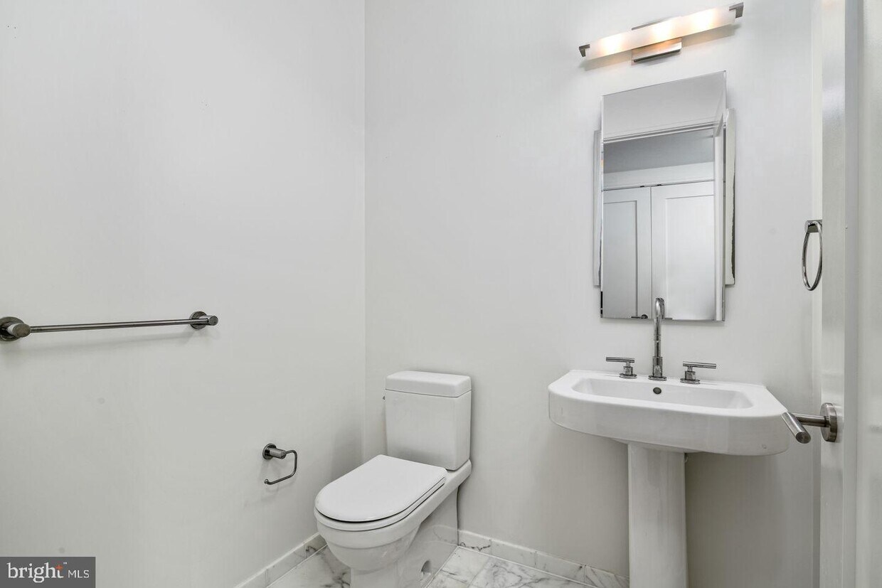 Primary Photo - 1414 S Penn Square