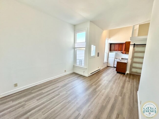 Building Photo - Top Floor Studio Unit in the Heart of the ...