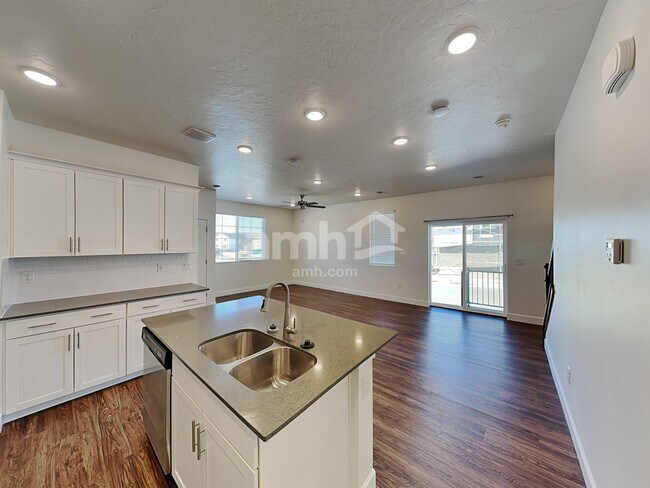 Building Photo - 1294 Village Green Trail