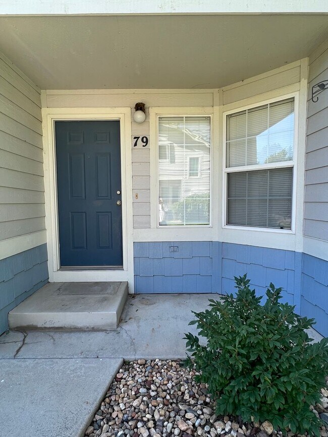 Building Photo - Charming 2 Bed/1.5 Townhome in Fabulous Lo...