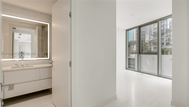 Foto del edificio - 300 Biscayne Blvd