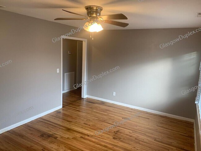 Foto del edificio - 215 Marion Dr