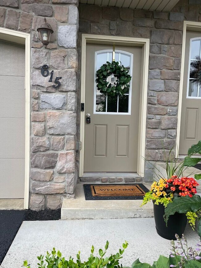 Building Photo - Welcome to this charming 3-bedroom, 2.5-ba...