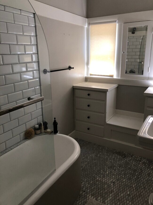 Foto del edificio - 1228 N Flores St